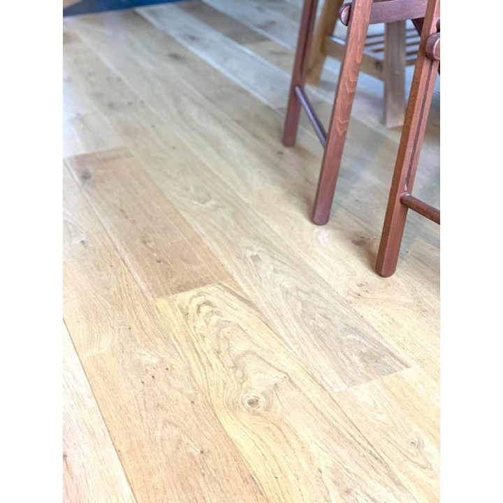 un parquet en chêne massif brut vu à la lumière du jour