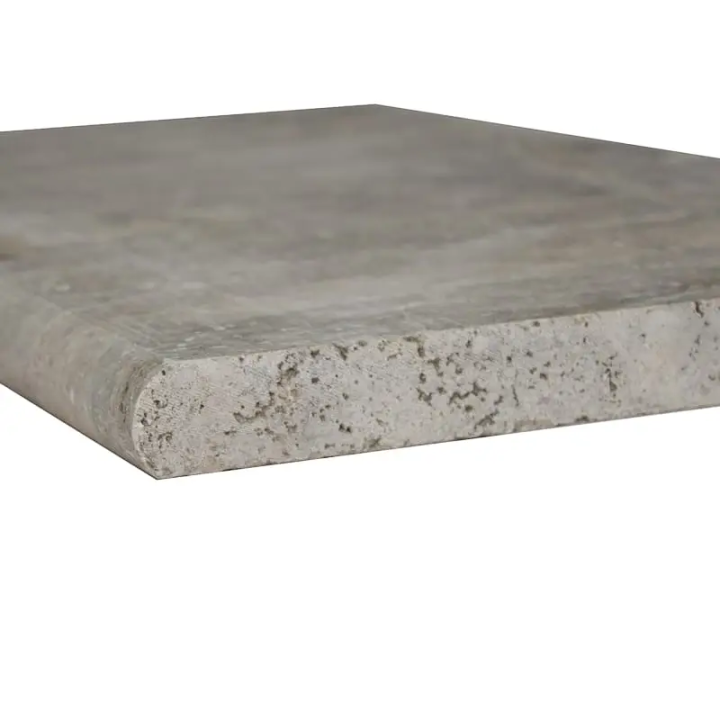 Margelle en travertin silver gris vu de près