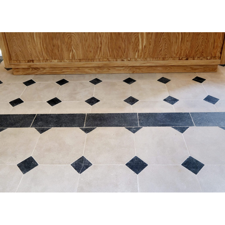 Bandeau périphérique en pierre pour le contour de pièce