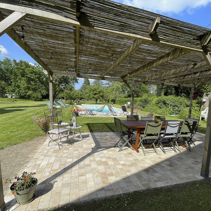 pavé en travertin bord de mer 12x12x5 pour une terrasse de piscine