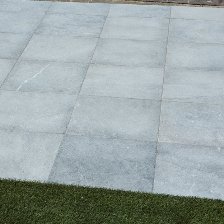 Dallage en pierre bleue sablée