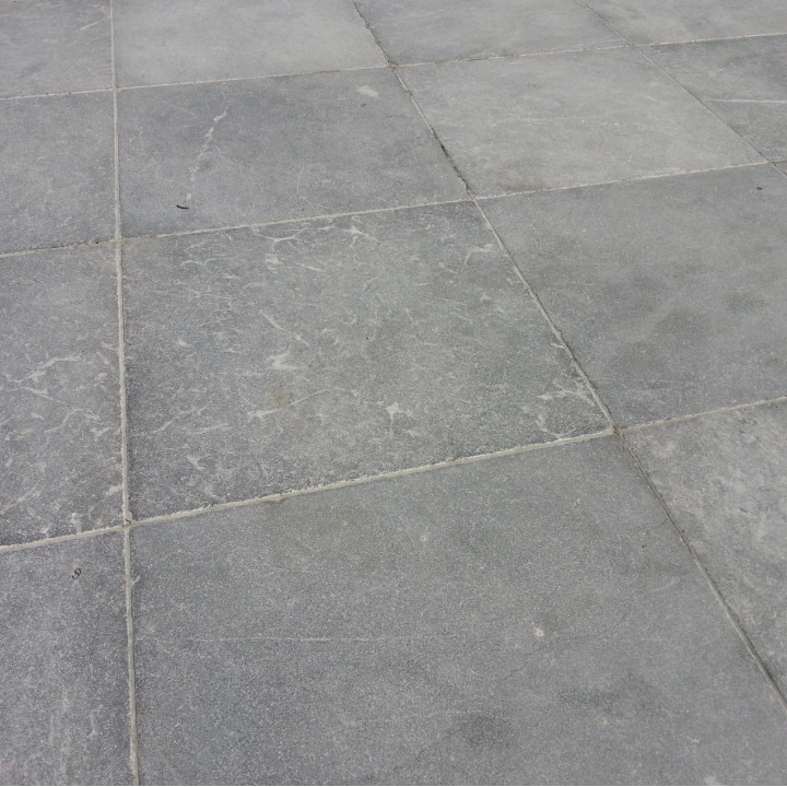 Dallage en pierre bleue sablée