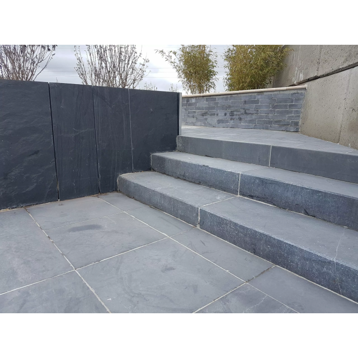 marche pierre bleue lisse 2