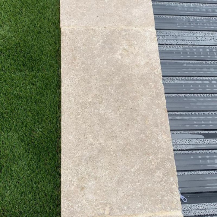 Margelle en travertin light en bord de piscine 61x33x10 bord droit (1er choix)