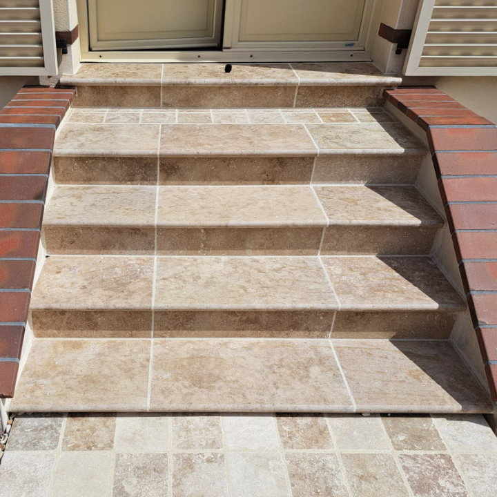 Contremarche en travertin mix