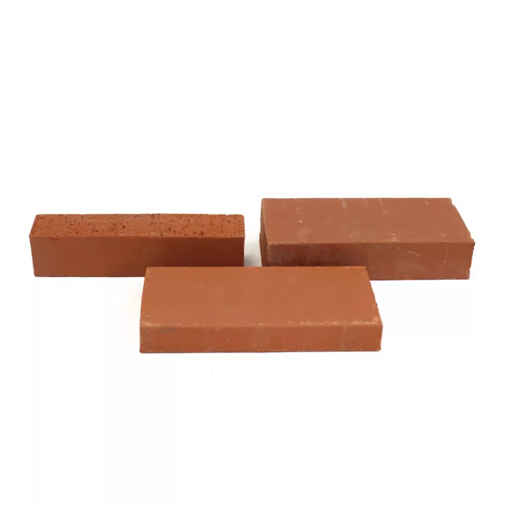 brique rouge rustique de tailles et épaisseurs différentes