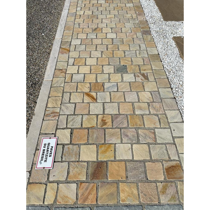 Pavés en pierre quartzite claire