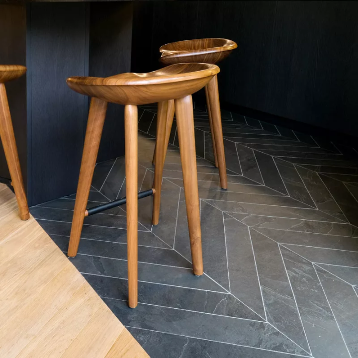 ardoise en point de hongrie dans une salle à manger