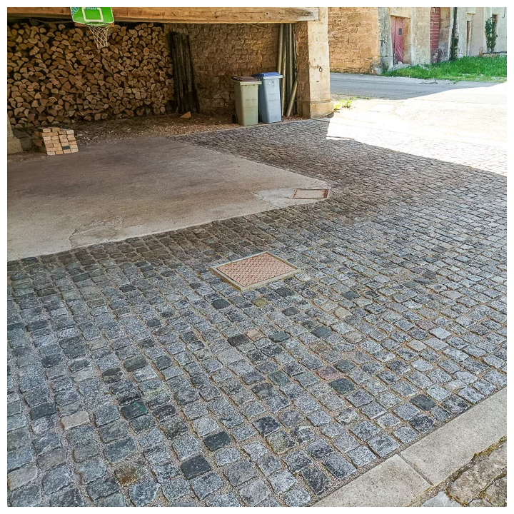 pavé granit ancien gris avec plaque métal