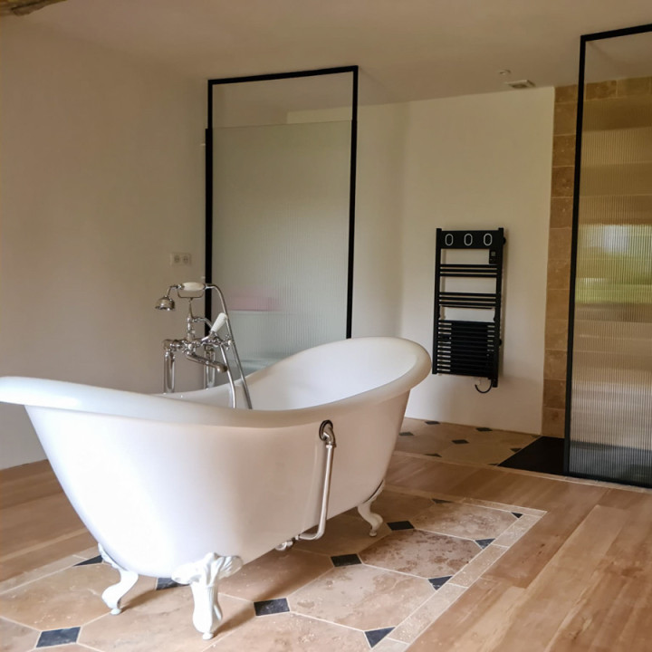 Dallage en pierre de travertin à cabochons chaleureux - Ligerio