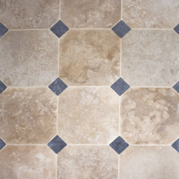 Dallage en travertin à cabochons blue stone