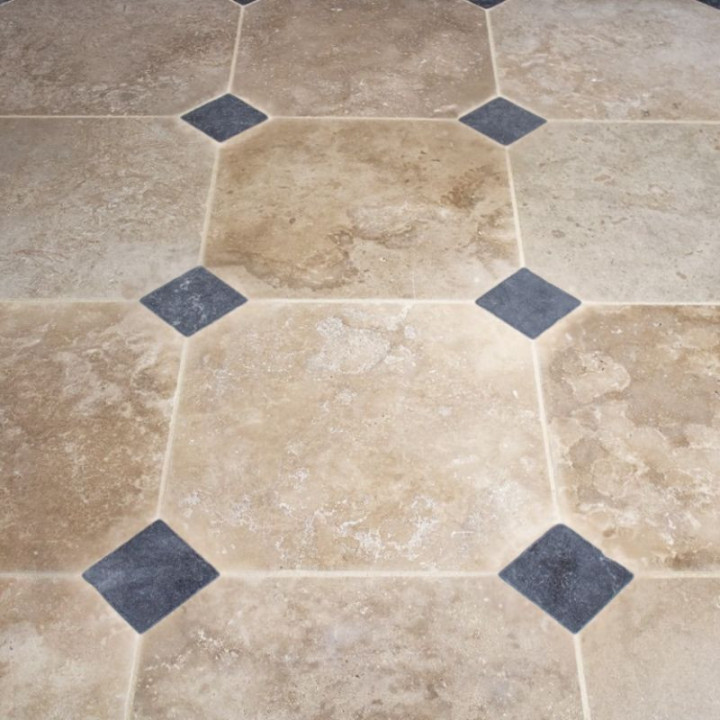Dallage en travertin à cabochons blue stone