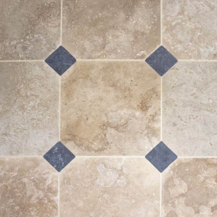 Dallage en travertin à cabochons blue stone