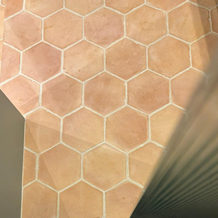 tomette-hexa-moulee-main-rosee