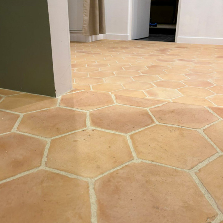 tomette-hexa-moulee-main-rosee