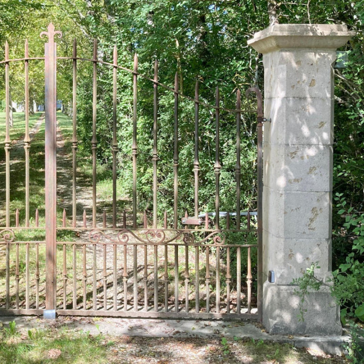 Pilier bouchardé ton pierre