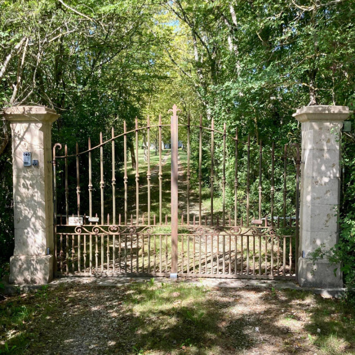 Pilier bouchardé ton pierre