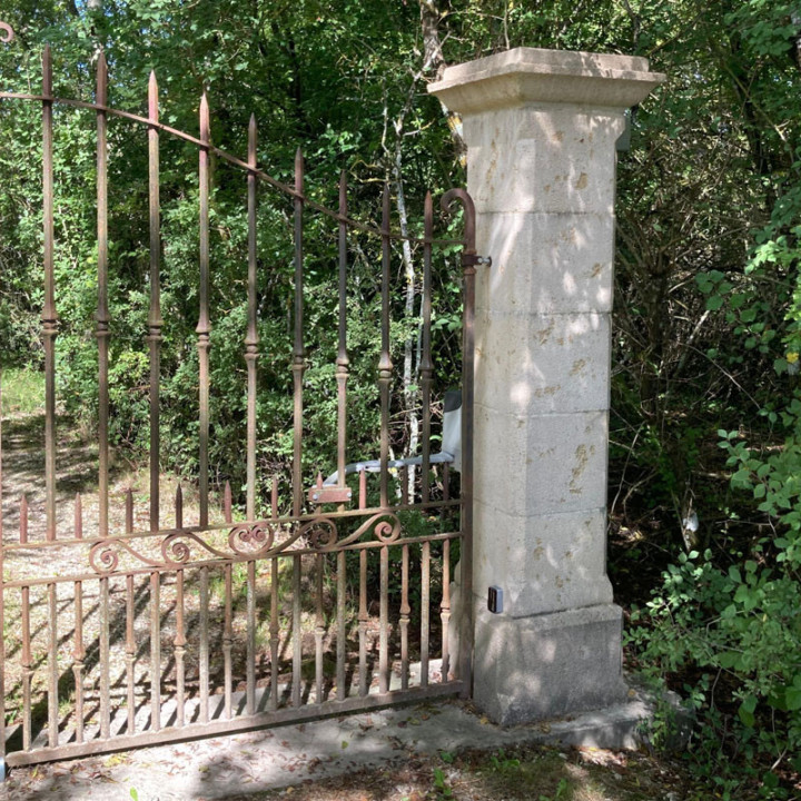 Pilier bouchardé ton pierre