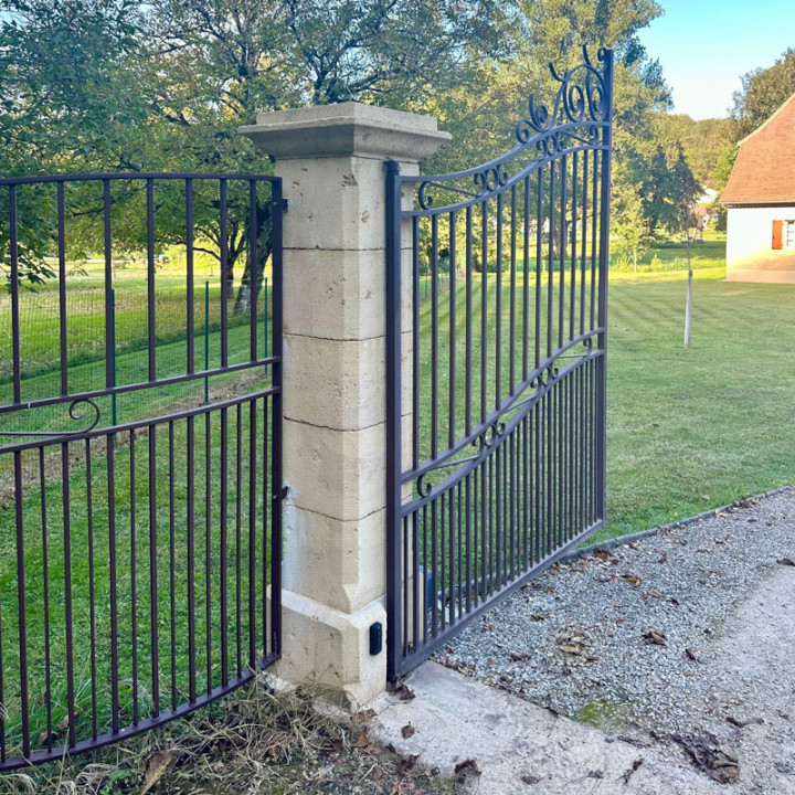 Pilier bouchardé ton pierre