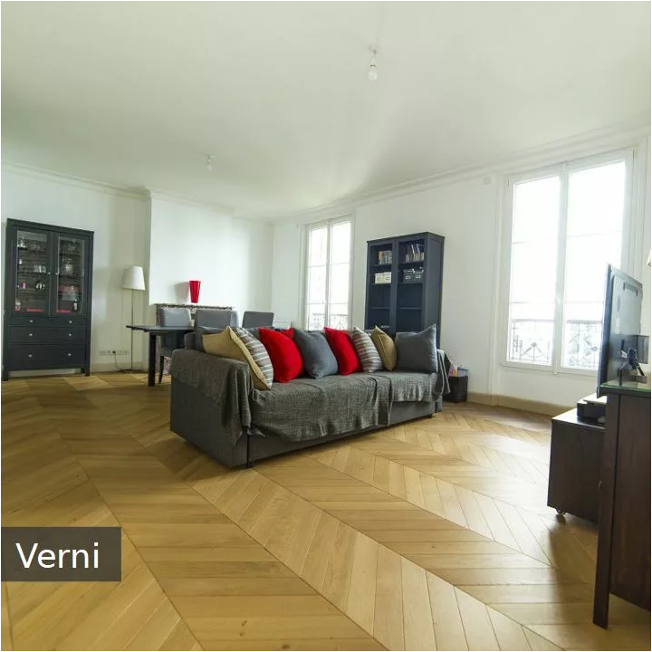 parquet point hongrie massif rustique verni posé dans un salon