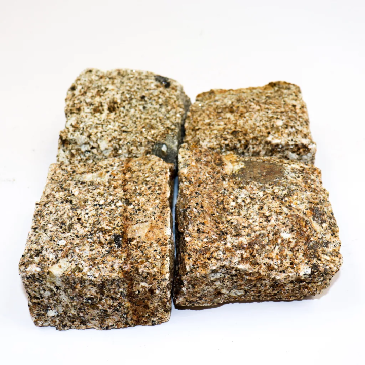 focus sur 4 pavés en granit jaune