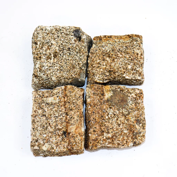 4 pavés en granit jaune