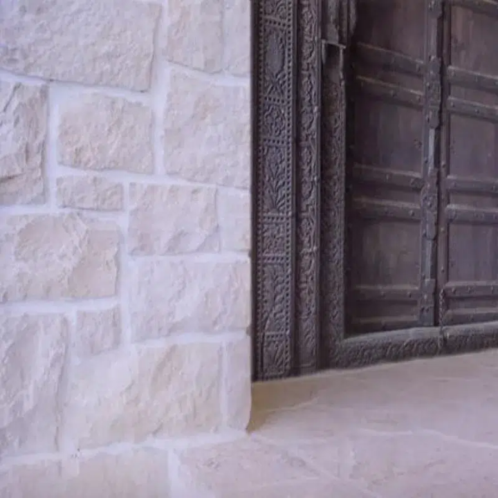 parement pierre claire en extérieur