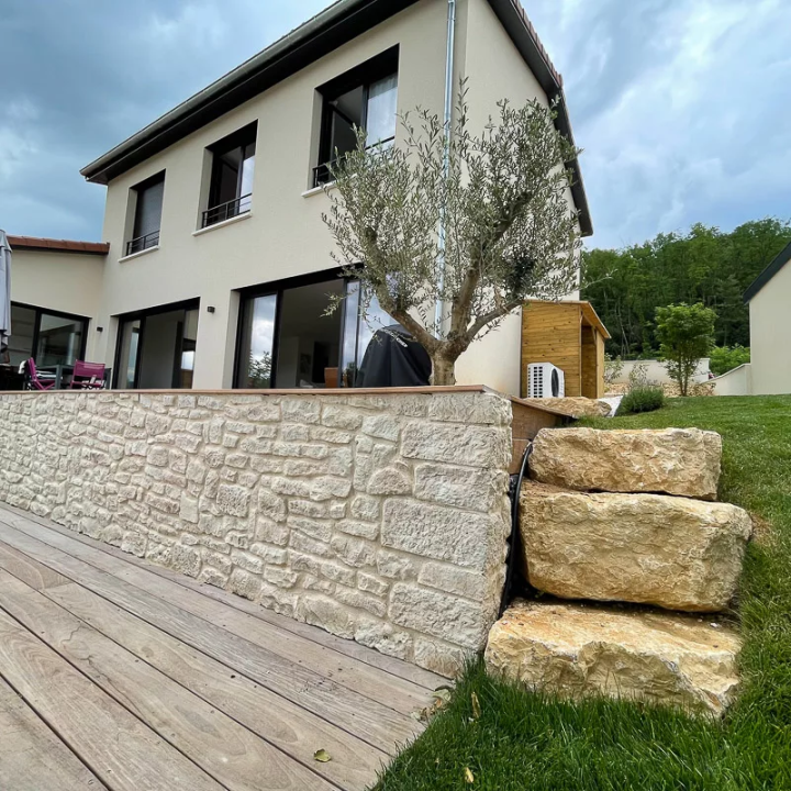 demi mur en pierre de parement causse dans un joli jardin