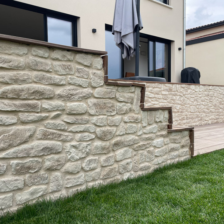 muret en pierre de parement avec escalier