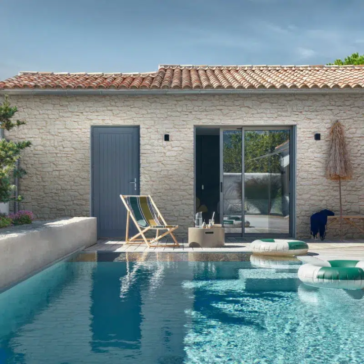 pierre parement causse ton naturel en extérieur derrière une piscine