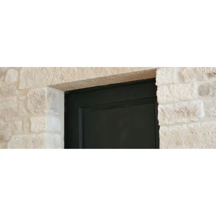 chainage d’angle parement causse posé dans les angles d'une porte d'entrée