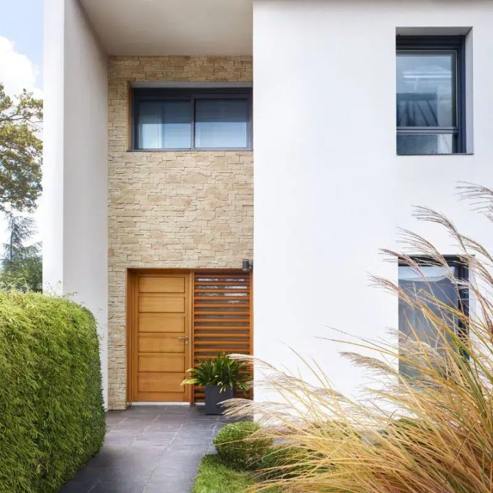 façade d'entrée effectuée avec de la pierre parement tahoe