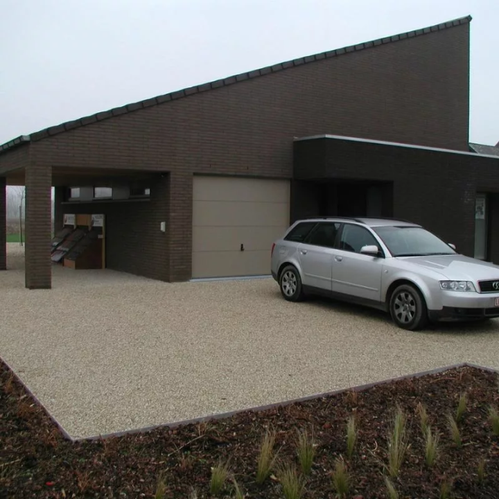 plaque nidagravel devant un garage