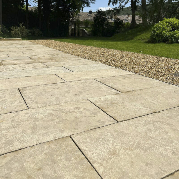 Dallage pierre naturelle beige Castel au bord d'une pelouse