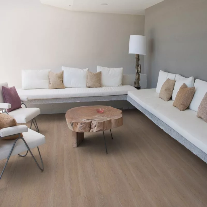 Parquet en liège aspect bois rouille dans un salon