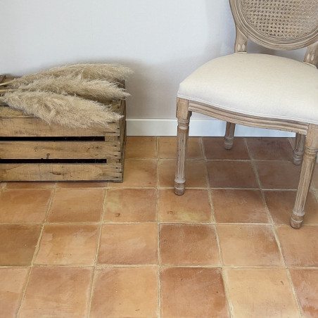 Tomette carrée moulée main rosée