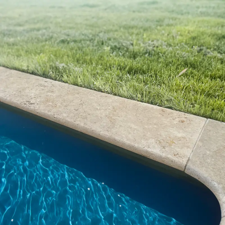 Margelle travertin: robuste et esthétique pour piscines