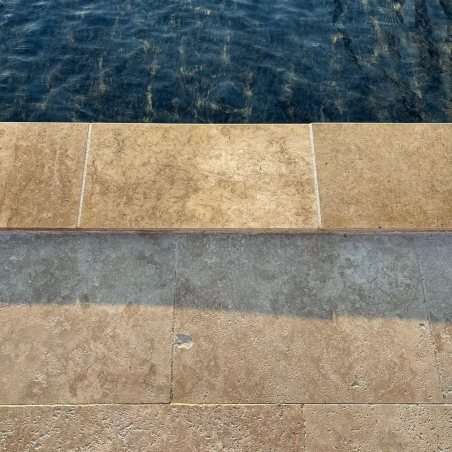 Margelle en travertin mix pour piscine