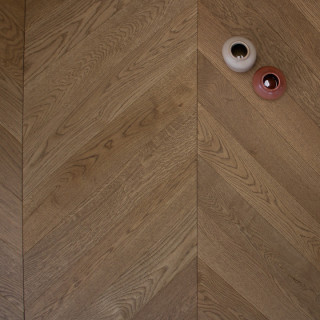 parquet point de Hongrie contrecollé en chêne teinte ambrée