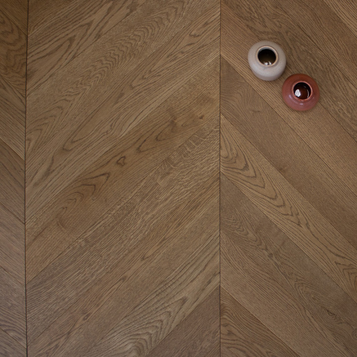 parquet point de Hongrie contrecollé en chêne teinte ambrée