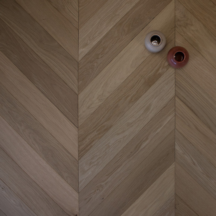 parquet point de Hongrie contrecollé en chêne teinte effet bois brut