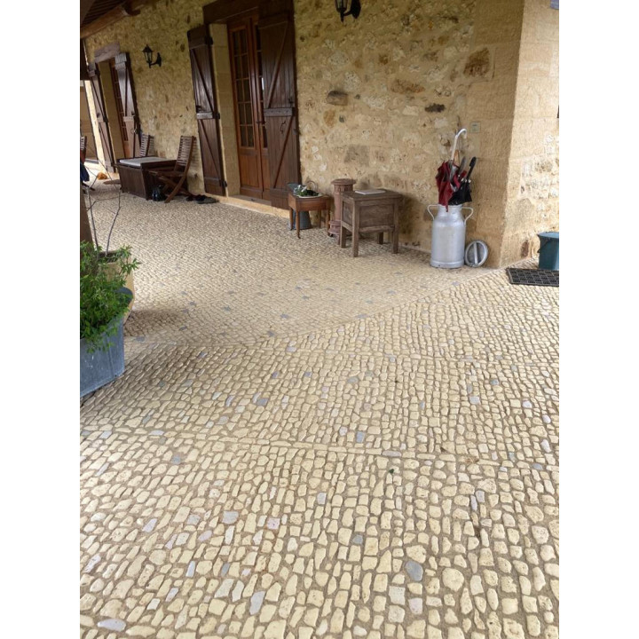 Extérieur d'une maison rustique avec une pose de pisé du Périgord