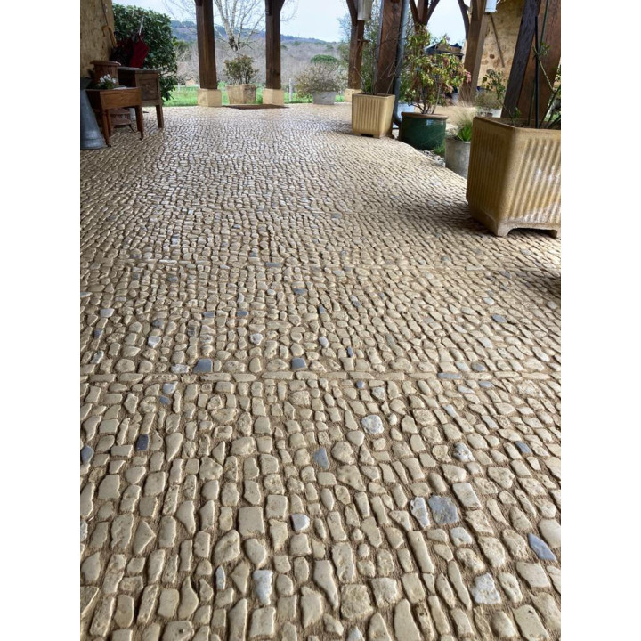 Pose de pisé du perigord devant une maison rustique
