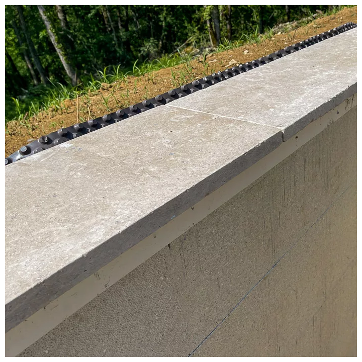 Zoom sur margelle templiers en pierre en cours de pose