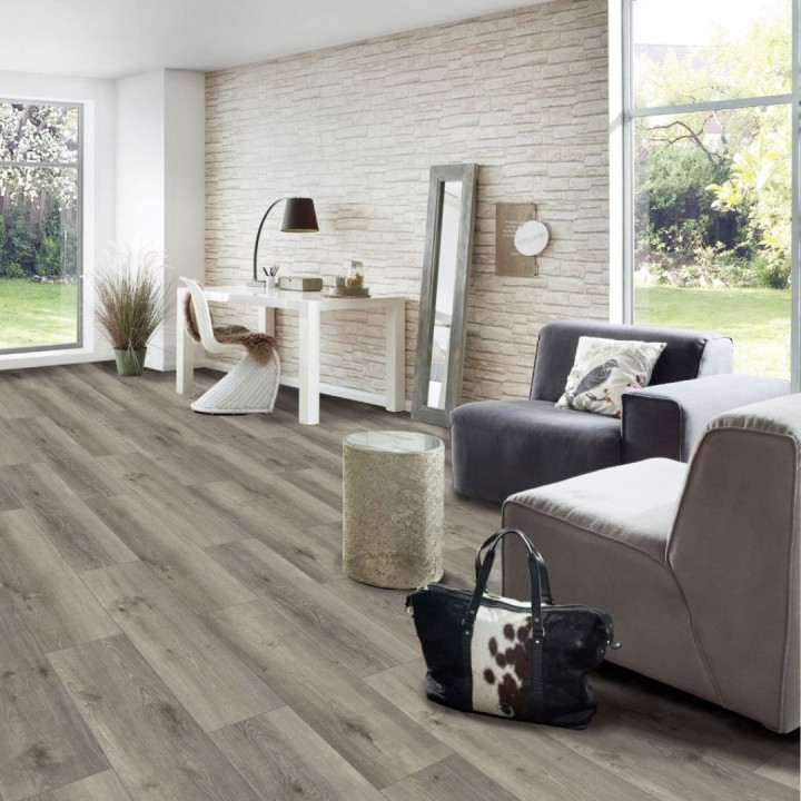 revêtement de sol stratifié imitation bois teinte brun grisé vue posé