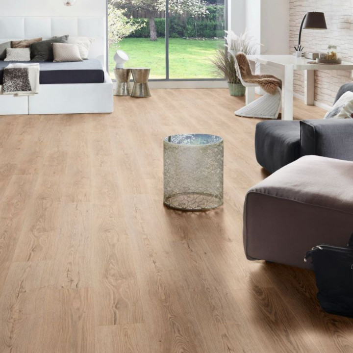 photo ambiance sol stratifié aspect bois finition chêne clair