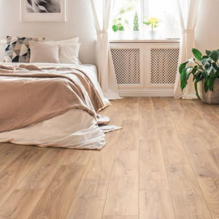 Sol stratifié hydrofuge aspect bois teinte brun naturel photo ambiance