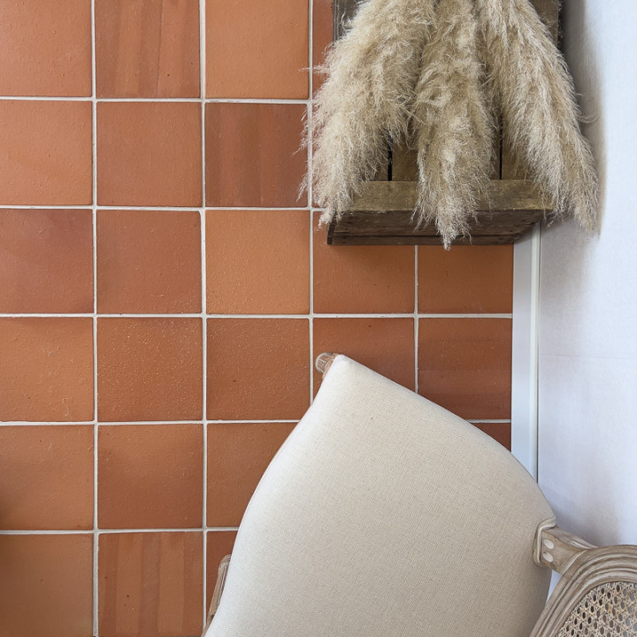 Tomette-carree-en-terre-cuite-texturee-_-Richelieu-21-x-21-x-2