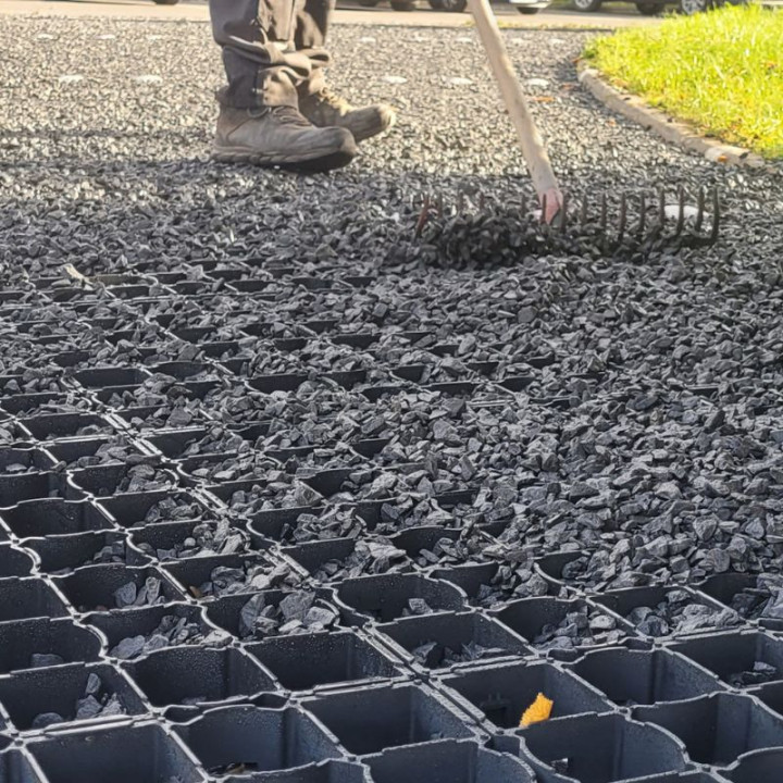 mise en œuvre de Dalle Nidagravel pour allée de voiture noir