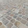 cour avec des pavé en grès kandla multicolor